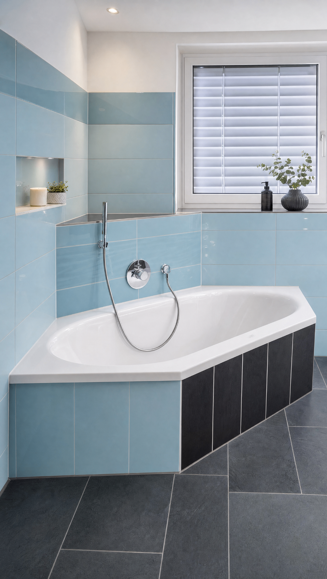 Helles Badezimmer mit blauen Fliesen